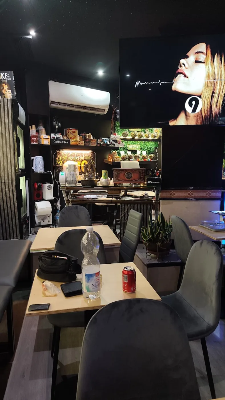 Zona de mesas del club