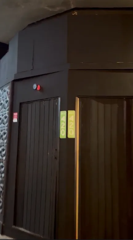 Entrada discreta del club