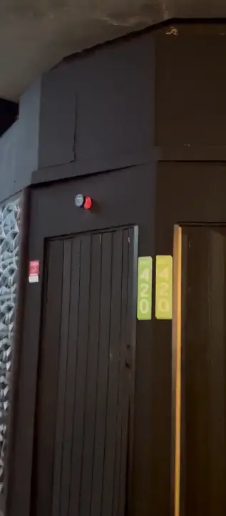 Entrada discreta con doble puerta del club social 420 THC Green en Torremolinos