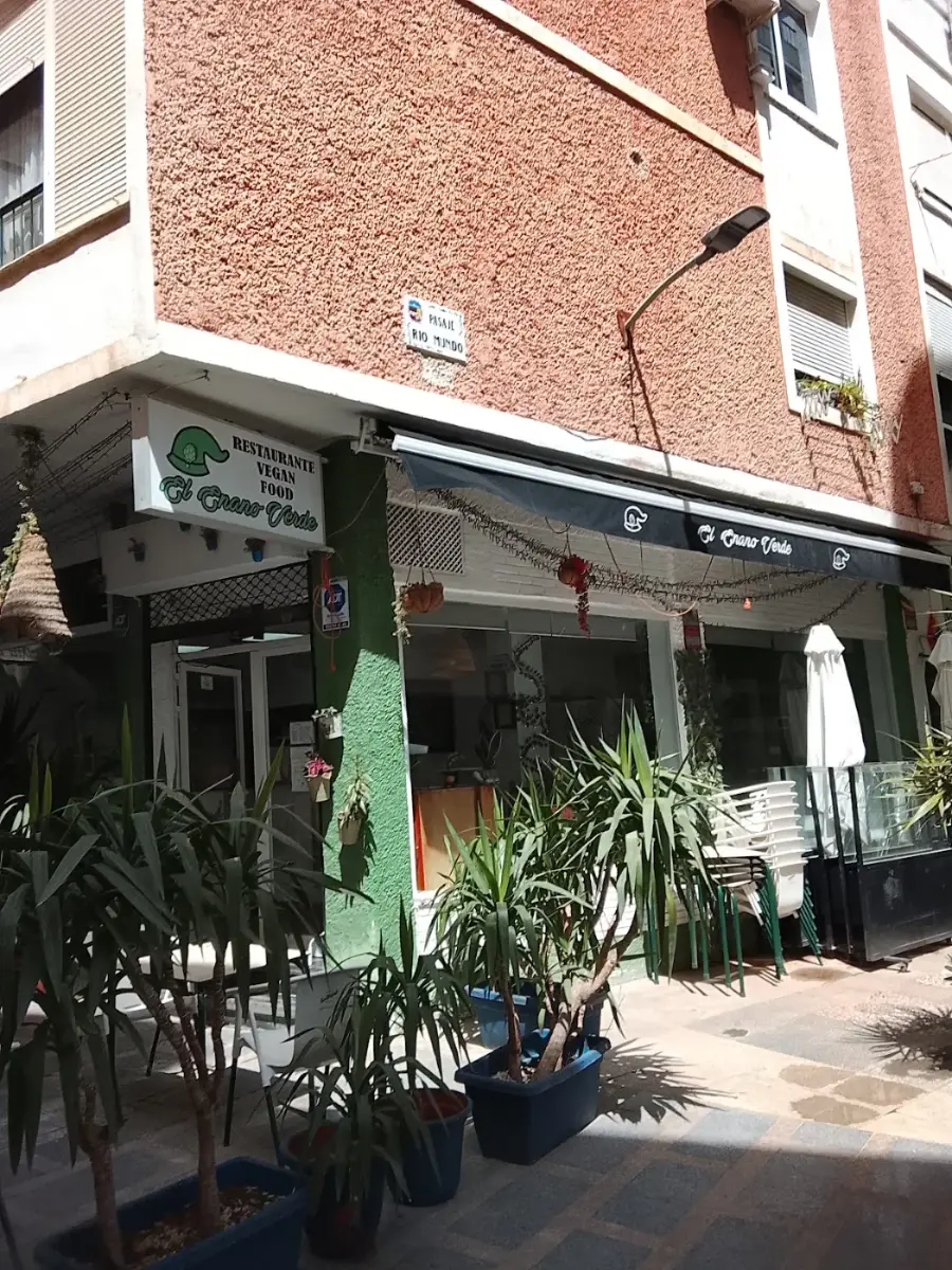 Fachada de la tienda CBD Green 420 en Torremolinos